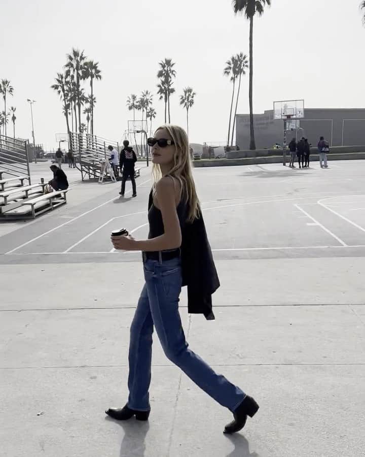 motherdenimのインスタグラム：「Strutting Into 2022 Like ... 😎」