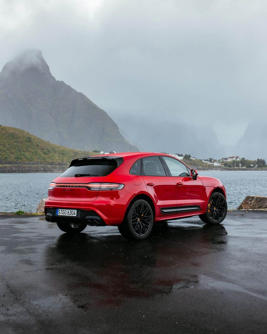 Porscheさんのインスタグラム写真 - (PorscheInstagram)「Commander of the fjords: the Macan gets to know the bedrock of Norway's Lofoten Island.  __ Macan: Fuel consumption combined in l/100 km: 10,7 - 10,1 (WLTP); 8,8 - 8,7 (NEDC); CO2 emissions combined in g/km: 243 - 228 (WLTP); 200 - 198 g/km (NEDC) I https://porsche.click/DAT-Leitfaden I Status: 01/2022」1月2日 2時26分 - porsche