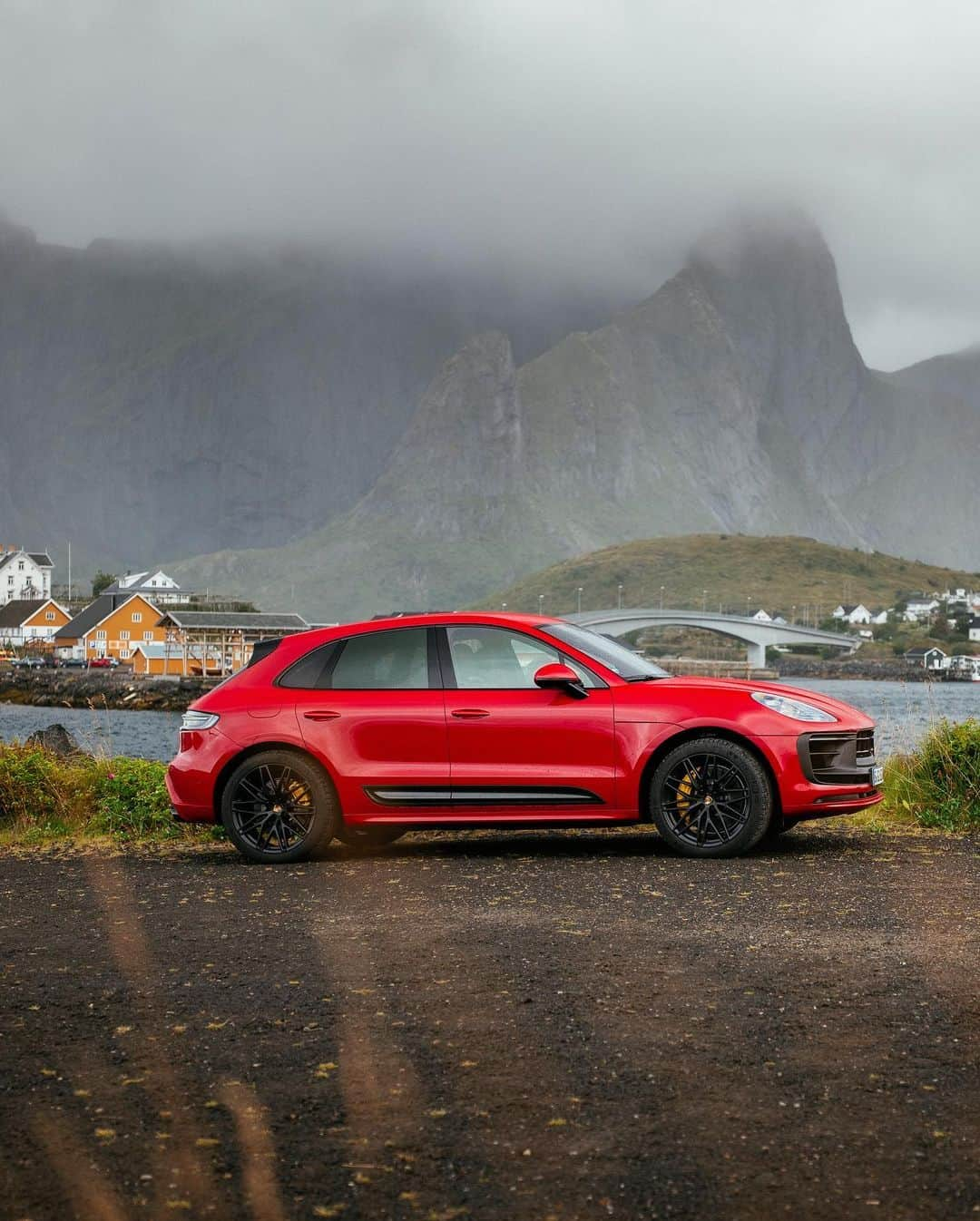 Porscheさんのインスタグラム写真 - (PorscheInstagram)「Commander of the fjords: the Macan gets to know the bedrock of Norway's Lofoten Island.  __ Macan: Fuel consumption combined in l/100 km: 10,7 - 10,1 (WLTP); 8,8 - 8,7 (NEDC); CO2 emissions combined in g/km: 243 - 228 (WLTP); 200 - 198 g/km (NEDC) I https://porsche.click/DAT-Leitfaden I Status: 01/2022」1月2日 2時26分 - porsche