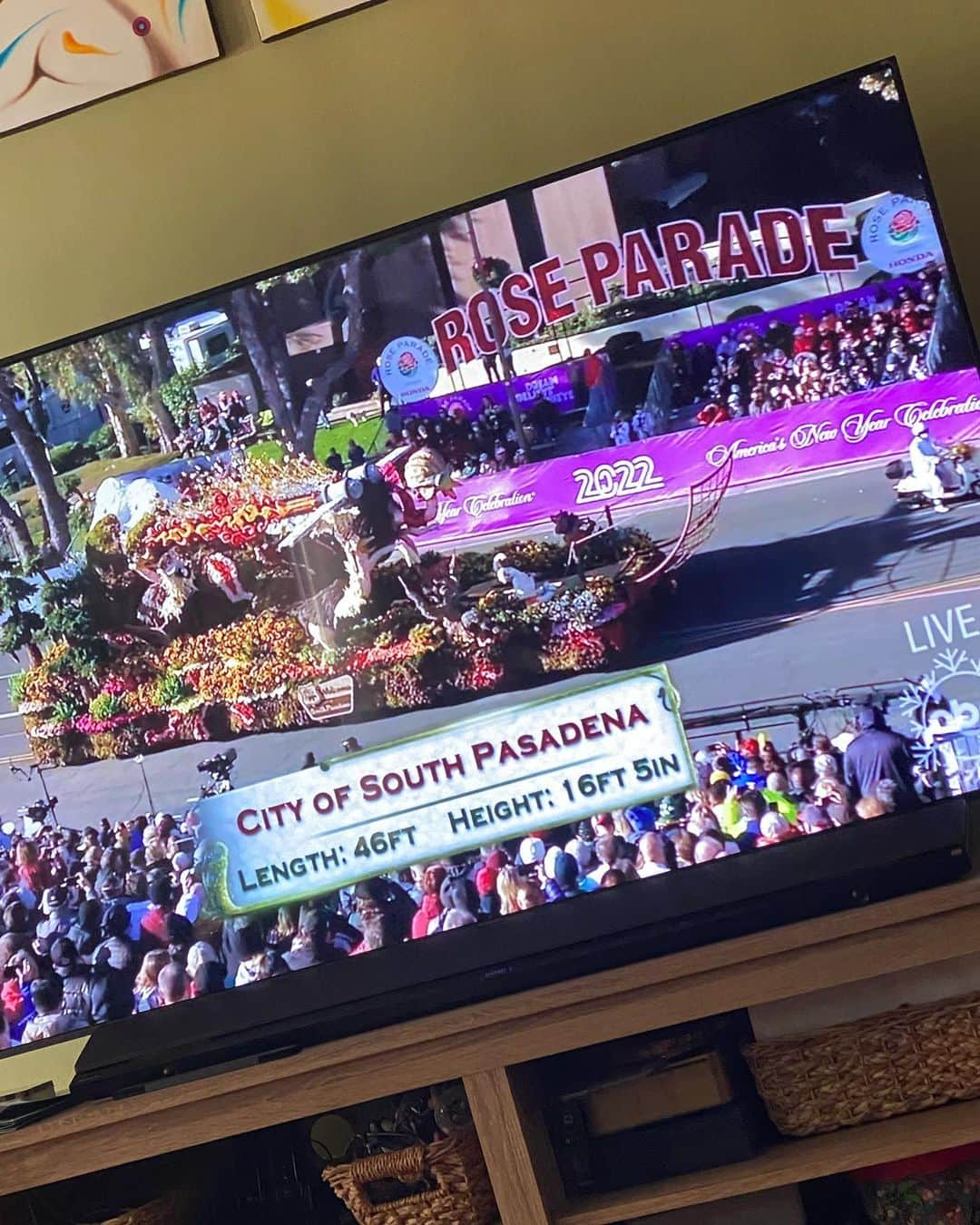 ジョディ・スウィーティンさんのインスタグラム写真 - (ジョディ・スウィーティンInstagram)「Happy New Year! This is me happily drinking coffee and watching the #RoseParade, as is tradition. Go ahead, make fun of me all you want, I love a good parade. Plus, I’m sitting here and making @ghostfacelito sit through it as well. It’s his favorite. 😂  I hope you’re all ready for whatever 2022 is going to bring! (Funny how no matter how you say that these days, it sounds like a vague threat)   Here’s to another year of making the best of each day, kicking ass when necessary, lots of laughter, family, friends, being creative, fighting for what’s right and standing up for each other.  I don’t like to do NY resolutions, feels like too much pressure. So don’t stress about them too much. Just do your best. And on days you don’t or can’t?! Well, that’s what tomorrow is for. And when we know better, then we do better. ❤️❤️  Let’s do this, 2022! We’re ready for you!!」1月2日 2時32分 - jodiesweetin