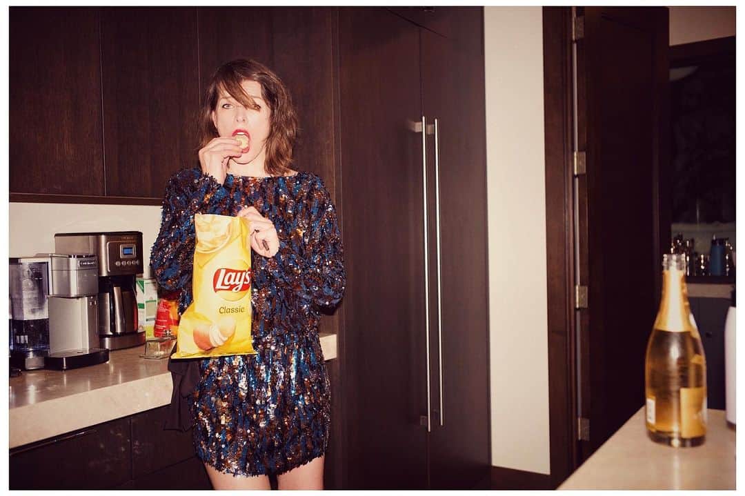 のインスタグラム：「Happy New Year!!! I have very very tentative hopes that maybe, just maybe this year will be better than the last one. Well Chips and Champagne have already made a great beginning, so hopefully it’s uphill from here. Sending you so much love and hope that everyone manages to stay safe and healthy and take loads of baths with your babies!❤️❤️❤️」
