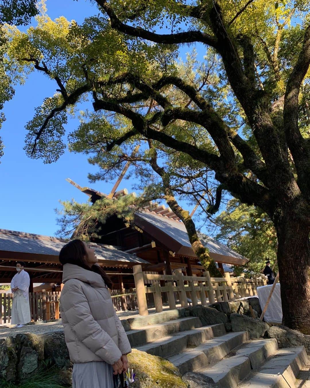 守永真彩のインスタグラム：「. . 初詣は、熱田神宮へ。  青空が広がり、空気が澄んでいて 太陽に照らされる木々がとても美しかったです。  熱田神宮にくると スッと背筋が伸びます。  本年も健康で初詣させて頂き ありがとうございます。  #熱田神宮　 #写真を撮る時だけマスクを外しました」