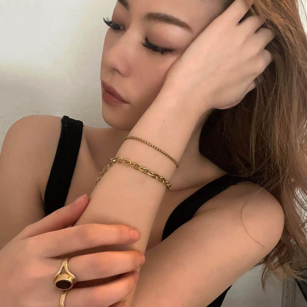 長谷川唯さんのインスタグラム写真 - (長谷川唯Instagram)「・ ・ Newアイテムのブレス、ピアスが発売されました😌🤍🤍クールに美しく演出してくれるブレスレット👌🏻その日のコーデでアクセも変えて楽しむんだ✨ ・ ・  #アクセサリー #accessories #jewelry #new #original #pierce#love #happy#today #アクセサリー女子 #girl #smartgift #gift #ギフト #present #プレゼント #結婚祝い #記念日 #記念日プレゼント #anniversary #誕生日 #誕生日プレゼント #gold #プチプラ #大人可愛い #ブレスレット #ピアス #ootd #fashion」1月2日 14時50分 - yuihasegawa