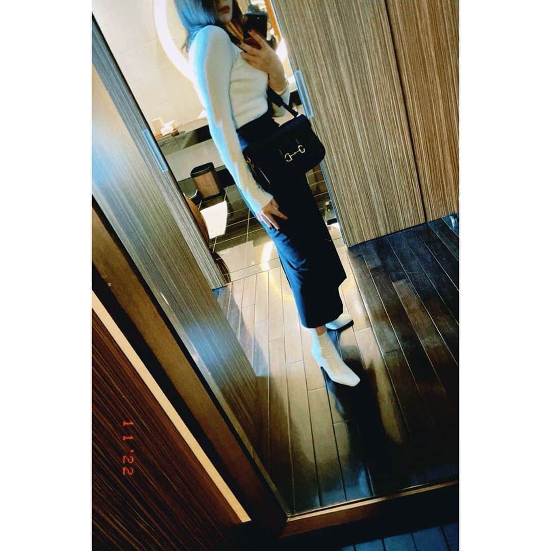 小寺智子のインスタグラム：「・ ・ 2022.1.2  私が、こんな風に 自分の写真を載せるのは、 今日が最初で最後だと思います。  けれど、 きっと参考になる方が 少なからずいらっしゃると思い、 お話することにしました。  こちら、昨日の私。 いわゆる、After。  大晦日にアップした 高園のYouTubeでは サラッと打ち明けているのですが、 私、実は2021年に15kgやせたのです。 正確に言うと、 2021年8月から約3ヶ月間で−15kg。  一番驚いているのは、私です（笑）  落ちた15kgのうち、7割方は水分でした。 いわゆる「むくみ」。 水でできた重いドレスを 何年も纏ってしまっていました。 そして、 その水分を溜め込み続けてしまった原因が、 「ストレス」でした。  「ストレスをゼロにしたら、15kgやせた」 これが、私にとって最大かつ唯一の ダイエット法でした。  食事制限は一切していません。 運動は昔から続けている週2のJazz danceだけ。 ホルモンバランスも乱れなし。  「心が整えば、身体が整う」 「身体が整えば、心が整う」 まさにこの正の循環を身をもって体験しました。  では、 ストレスをゼロにするとは 具体的にどういうことか。  それは、 自分自身に負荷をかけないための 日々の選択を徹底し、 自分の身体と心と誠実に向き合い、 自分自身を丁寧に扱うということです。  ✔︎消化吸収のよい食事（特に夜） ✔︎良質な動物性たんぱく質を摂る ✔︎良質な植物性たんぱく質を摂る ✔︎質の良い眠りのために睡眠環境を整える ✔︎身体を冷やさない ✔︎居心地が良くない人間関係とは潔く距離をとる ✔︎常に余裕を持ち、決して頑張りすぎない ✔︎自分の容量以上のモノ・コトは持たない ✔︎他人が発する負のエネルギーは遮断する ✔︎自分のエネルギーや愛情を注ぐ対象を厳選する  特に6つめは、 心がぎゅっ、となる方が多いのではないかしら。 私も、そうでした。 ものすごく苦しかったわけじゃないんです。 「ちょっぴり無理してるときもある。 けれど自分の機嫌やバランスをとるのは得意だし、 最後は必ずポジティブだから大丈夫」 そんな風に思っていました。  けれど、振り返ってみると 大丈夫、なんかじゃないときがあったんですよね。  全てを「愛」で解決しようとするあまり、 人との「縁」や「恩」を重んじるあまり、 自分の中に とっくに生まれていた違和感にフタをして、 奥へ奥へと封印してしまっていたんです。 もっと早く「なんか違う気がする」 という自分の本音と向き合うべきだったんだと 気づくまでに時間がかかってしまって。  想像力のない人 ネガティブな人 否定から入る人 人の悪口ばかり言う人 人の言葉にかぶせて話す人 視野の狭い人 周りが敵ばかりだと思っている人 執着心、依存心の強い人 決めつけが激しい人 恩着せがましい人 いつまでも悲劇のヒロインをやっている人 頑なに自分の正論を押しつけてくる人 アンフェアな人 言い訳ばかりの人 器の小さな人 感謝のできない人 謝れない人  もう、大嫌い！ 一生無理！ とか、そんな荒々しい気持ちじゃなくて、 人生において 互いに色々な局面がありながら 共に生きていく上で 「今の私とは合わないのかな」 「今はきっと交わる時じゃないのかな」 という その小さな違和感にも敏感になって、 素直に「自分の心を守る」ための 選択をするようにしたんですよね。  お互いの 弱いところも強いところも 認め合って、赦し合って 穏やかに生きていける 頭も心も柔らかい 尊敬できる人たちと一緒にいたい という自分の正直な気持ちに 応えてあげる選択肢を取り続けたんです。  そしたらね、 私は、 もっと優しくなれて、 もっと生きやすくなって、 どんどん身体と心が軽くなりました。 物理的にも、精神的にも。  そうして 古いものが出ていくと、 新しいものが ちゃんと入ってきてくれるんですよね。  気づけば、 2021年は一生ものの出会いばかりでした。 同時に、長年の友達の変わらない大切さにも 改めて気づくことができた。  「自分を大切にする」って 言葉では簡単に言えるけれど、 実際に実行して、 さらにそれを継続することって とっても難しいんですよね。 決して、 他人を隔離して、遮断して、 自己中になれということではないしね。  私にとって やせたことは、 主目的だったわけではなく、 なりたい自分になるために マインドを変えたことによって 得られた副産物。  ストレスが溜まると太るし、 ストレスをなくすとやせる。 そんな、わかりやすいくらいに エネルギーの出し入れで 生きていることを自覚した、というお話です。  私のInstagramを 見て下さっているみなさまは 優しい方が多いなぁと日々思うんです。 けれど優しい方は、ついつい いろんなものを引き受けがちでしょう？ だから、私の今回の経験が 何かしらのヒントになれたらと思い、 書かせていただきました。  美しきマインドと 美しき身体はセットです。  誰かの犠牲になる必要なんて、 私たちの誰にもないのです。  私も 2022年は さらに心安らかに 心から尊敬できる人と共に 歩んでいきたいと思っています😌♡」