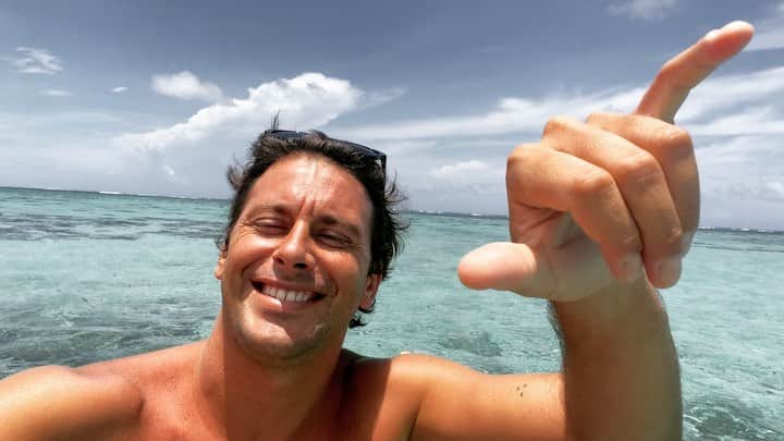 ジェレミー・フローレスのインスタグラム：「Happy new year 🤙🏼 I wish you all the best for 2022 ! Much love to my family & friends around the world.  Thank you to all you guys for the good vibes all year ❤️」