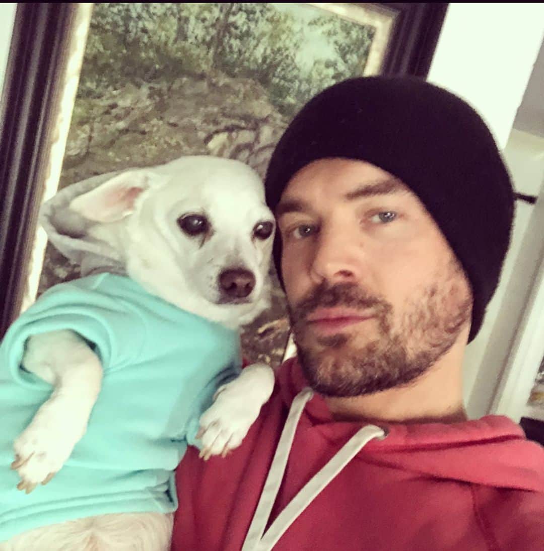 チャーリー・ウェバーのインスタグラム：「Happy New Year!!! I hope your wildest dreams come true! Nap and I have a New Years resolution to try and work out our creative differences and get the band back together. We’ll keep you posted…😎🐶🎸❤️」