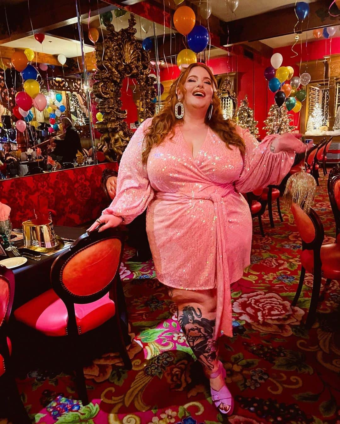 テス・ホリデーのインスタグラム：「It just keeps getting better!🥂💕🍰✨2022 you’re gonna do what I say or else 🥺👼🏻💘✨ makeup @alyssamarieartistry hair @angelinapanelli 💖」