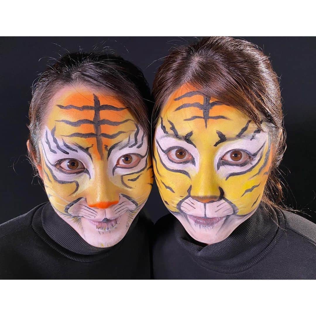 河村綾奈のインスタグラム：「あけましておめでとうございます🎍 トラになりました🐯  本格的なフェイスペイント。またひとつ、したかった事が叶いました。 いつもイマナマ！でお世話になっている超敏腕メイクさん、 ありがとうございます🙌✨  この格好でご挨拶をしたCM動画が、明日までRCCテレビで流れています。 何処かでお会い出来ますように✨  2022年、ラジオもテレビも、 ひとわらいを大切に過ごしていきたいです。 どうぞ、よろしくお願い致します。  #カープファンです」
