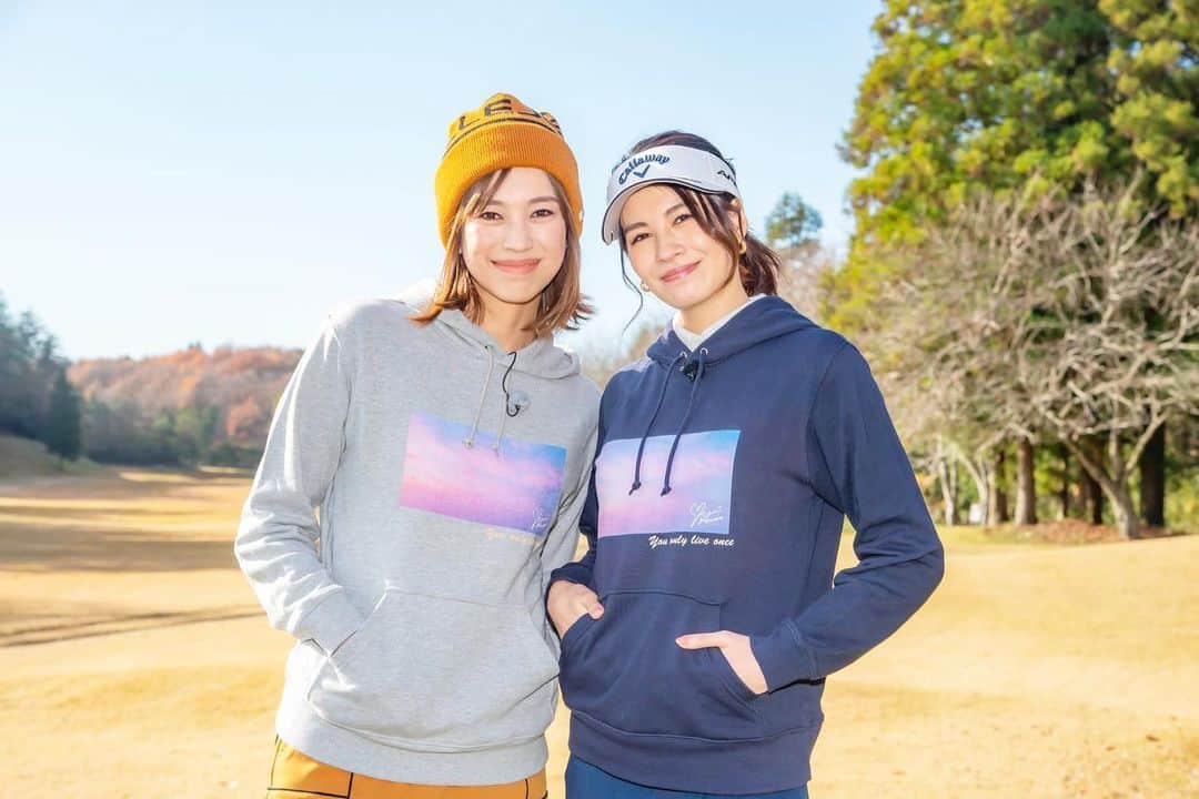 紺野ゆりのインスタグラム：「【ゴルフ番組出演情報】⛳️  本日1月2日(日) 13:30から、BS12 ヒロインバトルに4週に渡って放送されます❣️  今回、実は パーカーをデザインさせて頂きました☺️☺️  ペアののぞみちゃんも着てくれたよ☆☆ グアム🇬🇺で撮った空に、私の好きな言葉を入れました。  放送後はHPでも購入可能なので是非〜🥰🥰🥰♡  #yurigolf🦋  #golf#golfswing#ゴルフスイング#golfwear#ゴルフ女子#골프#골프스윙#골프여자 #ゴルフウェア＃ヒロインバトル」
