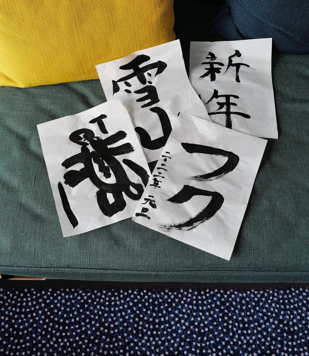 正中雅子のインスタグラム：「遅くなりましたが、新年明けましておめでとうございます🌅🎍✨  元旦には家族で書き初めをしました🎍  今年もMACHATTを通して、幸福や笑顔、心温まるコトをお届けでるように 自分らしく一つ一つ丁寧に努めていきます☺️🤲  日常に身に纏うフクは幸せのフクも呼ぶと願って☺️  また皆様の一年が健康で笑顔で楽しく過ごせますように✨✨✨  今年もどうぞよろしくお願いします🐯  正中雅子  #2021元旦 #書き初め #masacotravel  ちなみに、 👧🏻雪山 👨🏾新年 🧑🏻フク 👦🏻謎の雪だるま  それぞれ性格出てる」