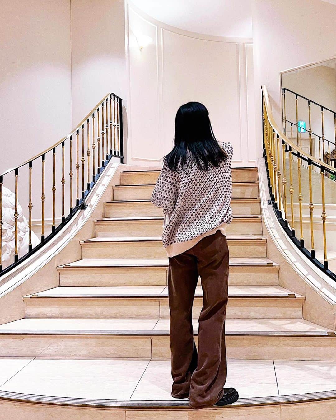 のインスタグラム：「🧸🧸🧸 ⁡ ⁡ ⁡ ⁡ お正月番組って 面白くてずーっと見てられるよね😐📺笑 ⁡ ⁡ ごろごろし過ぎて お正月明けが恐怖🥶🥶🥶笑 時間があるとお腹減るし、物欲爆発しちゃいがちで この前もZARAセールでばっちりパンツ２本ゲットしました✌️笑 ⁡ ⁡ ⁡ ⁡ ⁡ ⁡ ⁡ この日はセールでゲットした @zara スウェードパンツに @classicalelf_official の2,699円のジャガードニットカーディガン🧶 ⁡ ⁡ 濃いめのブラウンコーデやってみたかったの😍😍 ニットはレトロなジャガード柄で存在感あるし、 ブラウン×ベージュってやっぱり可愛いよね🤤🤎 ⁡ 個人的に、 無地なお洋服が多いから こういう柄物あるとめちゃくちゃ使える。笑 ⁡ ⁡ ⁡ ⁡ ⁡ ⁡ 因みに、 ザラのパンツが絶妙に長くて 丈直しするかどうかずっと悩んでる。 このダボっと感も好きなんだよね🥺🤎 ⁡ ☁️☁️☁️☁️☁️☁️☁️☁️☁️☁️☁️☁️☁️☁️ #code#coordinate#classicalelf#クラシカルエルフ#エルフコーデ#タイアップ#プチプラコーデ#冬コーデ#ブラウンコーデ#ジャガードニット」