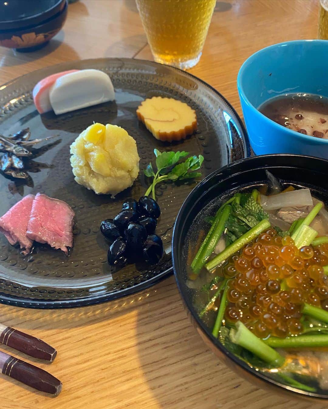 蒼井里紗のインスタグラム：「明けましておめでとうございます。  今年もゆるゆる投稿ですが、 宜しくお願いします。  今からちょこっと帰省。 みんなで抗原検査して無事に行けるねって喜んだ。  #お正月  #仙台雑煮  #おしるこもあるよ  #コロナ禍帰省」