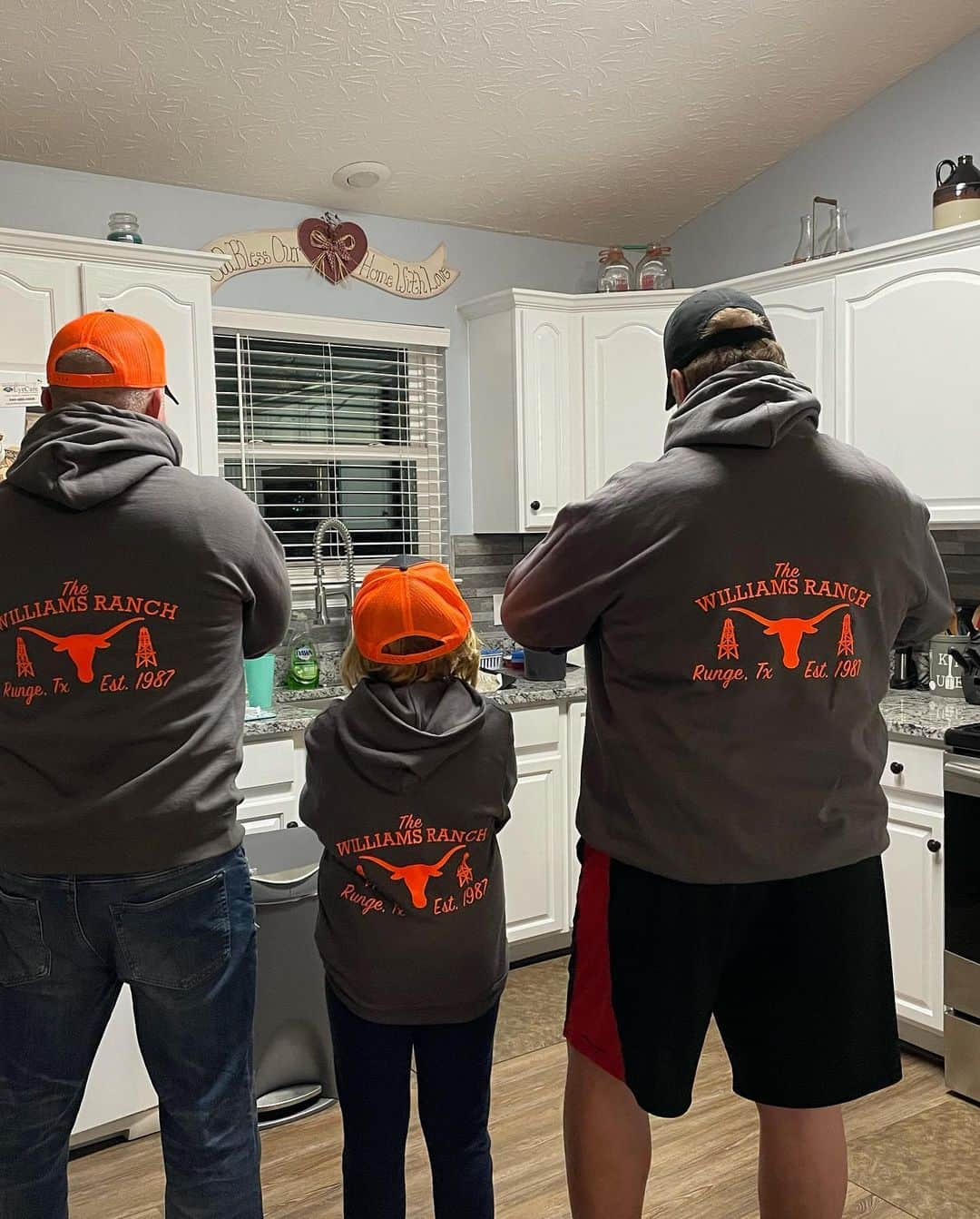 スコット・ノートンのインスタグラム：「Williams Ranch merch #texas #family #scottnorton #4life #toosweet」