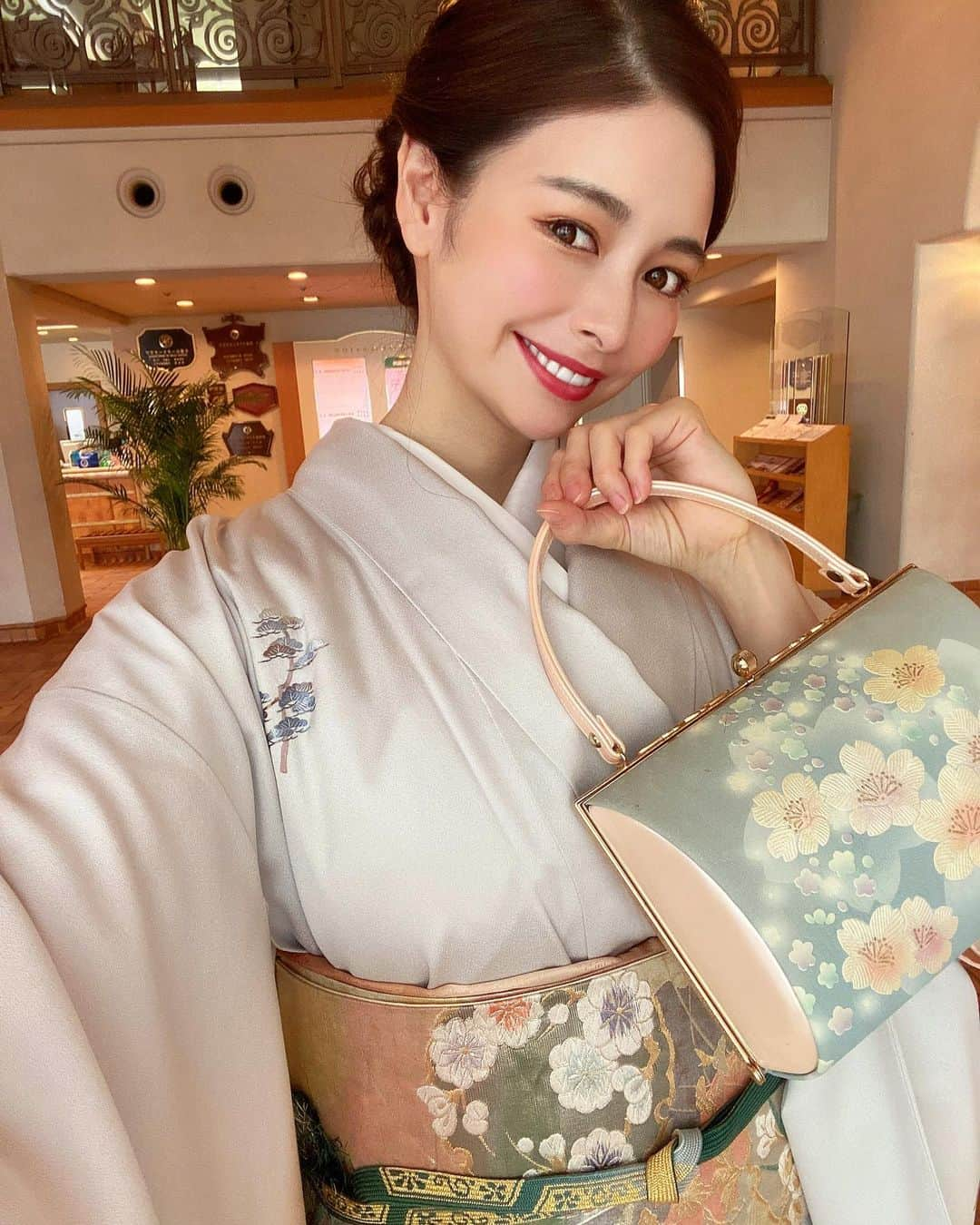 得あゆさんのインスタグラム写真 - (得あゆInstagram)「新年明けましておめでとうございます🎍✨ 今年も一年よろしくお願い申し上げます🐯 皆様にとって素敵な一年になります様にっ  2022年はひとつ成し遂げたい目標があるので、 それに向かって必死に努力したいと思います🔥必ずやる🔥 あとはもっと大阪に慣れる← (方向音痴なので道を覚える)  そんな感じで！今年も楽しみましょう🐯 よろしくお願いします🤍  ・ ・ ・ 去年着物着たのお宮参りの時だけだったからその時の写真で🤍 ・ ・ ・ ・ ・ ・ ・ ・ ・ ・ ・ ・ ・ ・ ・ ・ ・ #新年#謹賀新年#あけましておめでとうございます#あけましておめでとう#寅#寅年#干支#ご挨拶#新年のご挨拶#2022#2022年#あけおめ#ことよろ#着物#着物ヘア#着物ヘアアレンジ#お宮参り#お宮参り撮影#着付け#大阪#子育てママ#ママコーデ#ママファッション#ママライフ#子育て記録#産後ダイエット#産後#赤ちゃんのいる暮らし#男の子ママ#kimono」1月2日 11時01分 - tokuayu819