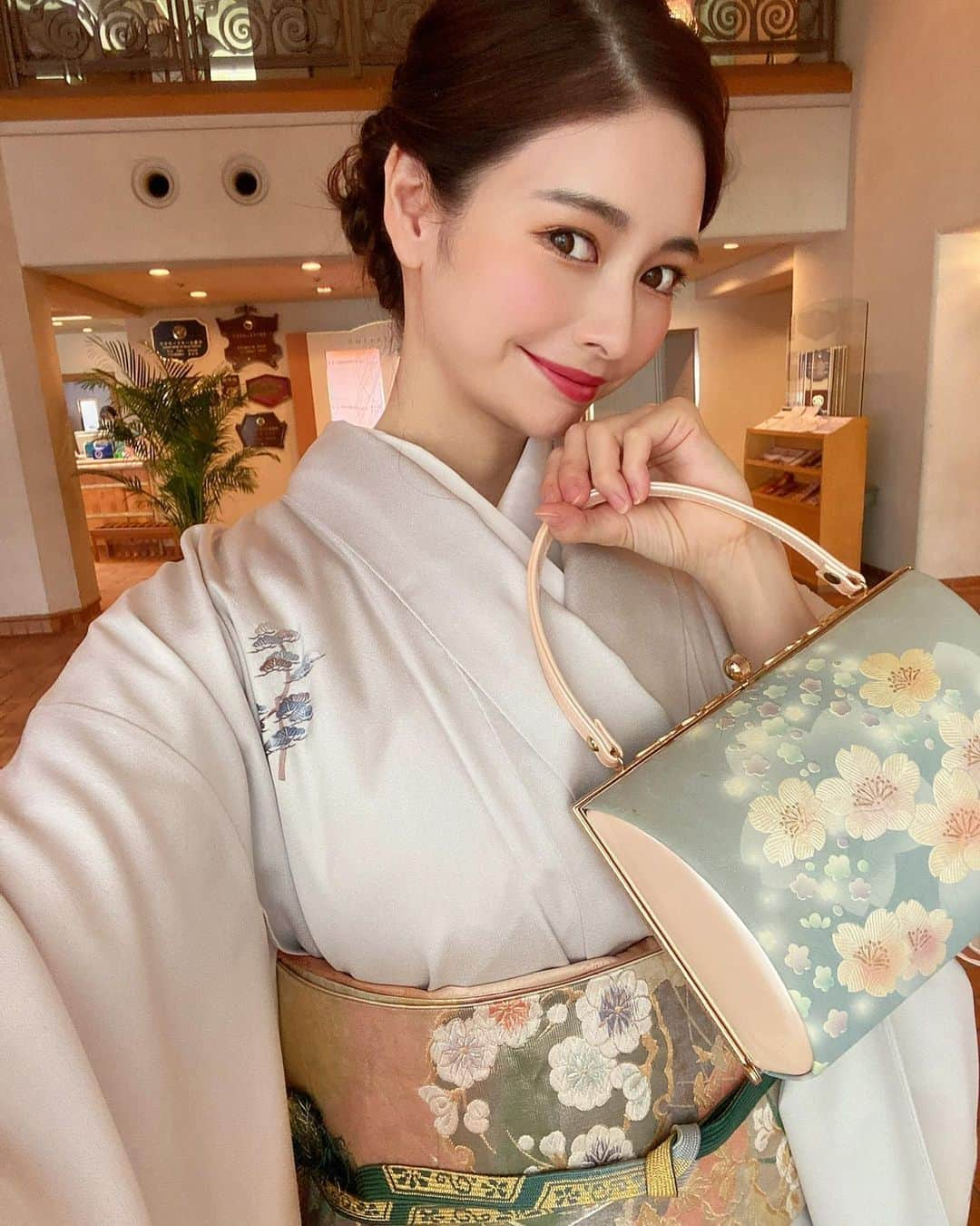 得あゆさんのインスタグラム写真 - (得あゆInstagram)「新年明けましておめでとうございます🎍✨ 今年も一年よろしくお願い申し上げます🐯 皆様にとって素敵な一年になります様にっ  2022年はひとつ成し遂げたい目標があるので、 それに向かって必死に努力したいと思います🔥必ずやる🔥 あとはもっと大阪に慣れる← (方向音痴なので道を覚える)  そんな感じで！今年も楽しみましょう🐯 よろしくお願いします🤍  ・ ・ ・ 去年着物着たのお宮参りの時だけだったからその時の写真で🤍 ・ ・ ・ ・ ・ ・ ・ ・ ・ ・ ・ ・ ・ ・ ・ ・ ・ #新年#謹賀新年#あけましておめでとうございます#あけましておめでとう#寅#寅年#干支#ご挨拶#新年のご挨拶#2022#2022年#あけおめ#ことよろ#着物#着物ヘア#着物ヘアアレンジ#お宮参り#お宮参り撮影#着付け#大阪#子育てママ#ママコーデ#ママファッション#ママライフ#子育て記録#産後ダイエット#産後#赤ちゃんのいる暮らし#男の子ママ#kimono」1月2日 11時01分 - tokuayu819