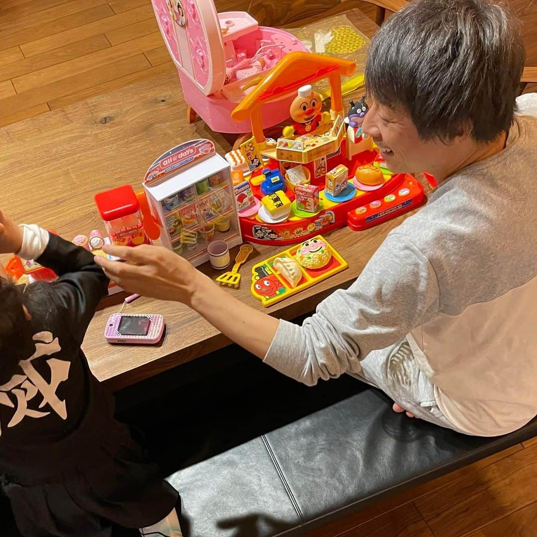 田村淳のインスタグラム：「正月から鬼殺隊の方に呼び出されて、寿司屋さんをしてほしいとお願いされました。隣は鬼殺隊の方が始めたコンビニで、一緒にこの街を盛り上げていこうというストーリーの地域創生オママゴトでした^_^  #寿司屋 #コンビニ #美容室 #地域創生」