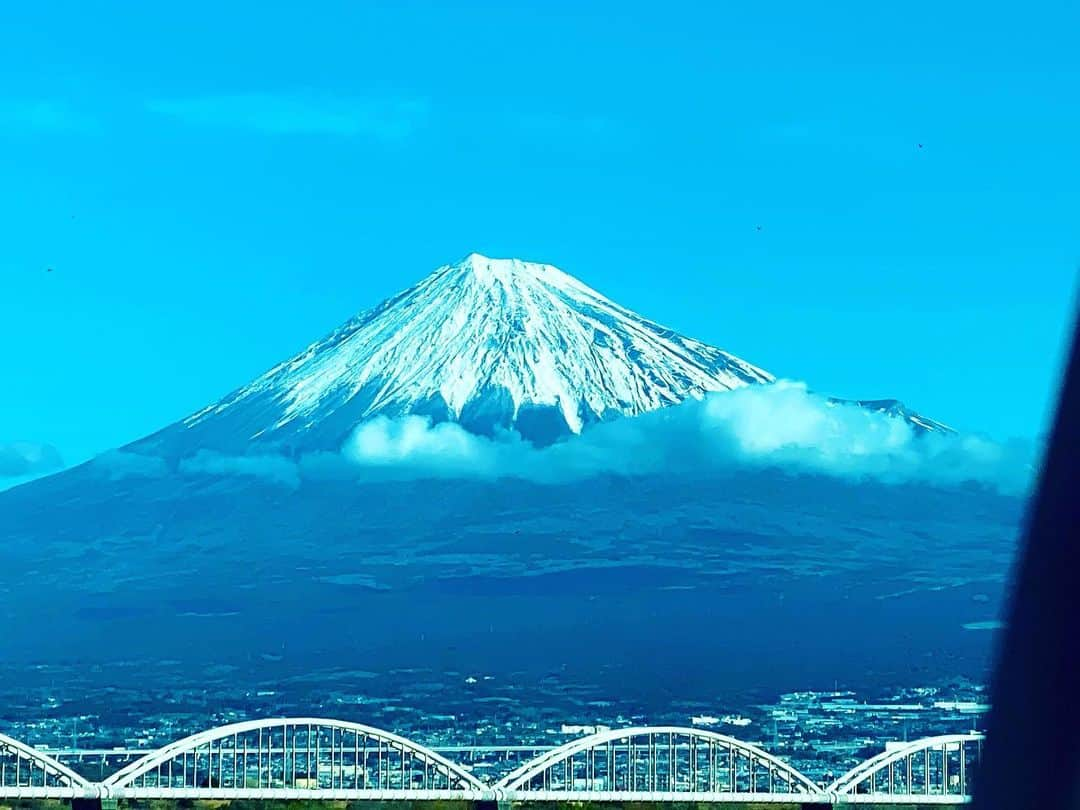 藤原紀香さんのインスタグラム写真 - (藤原紀香Instagram)「今年初の富士のお山🗻✨ 本年も日々精進し、さらなる高みに登れるようつとめます。宜しくお願いいたします✨  2022年 壬寅  弥榮 藤原紀香  #美しい #富士山 # Mtfuji #威風堂々 #景色 #2022 #お正月 #新年 #新年の誓い #弥栄 #壬寅 #寅 🐯 #日々精進 #さらなる高みへ  #norikafujiwara  #初富士 #一富士二鷹三茄子」1月2日 11時11分 - norika.fujiwara.official