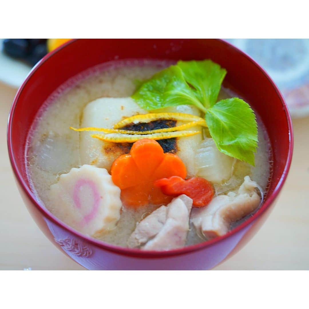 石井美保さんのインスタグラム写真 - (石井美保Instagram)「2日目は白味噌仕立てのお雑煮に。 夜にお出汁を取って具材の下拵えをしておく。なんて事ないちょっとした時間が儘ならない日常をなんとかしたいな…と思う2022年。」1月2日 11時41分 - miho_ishii