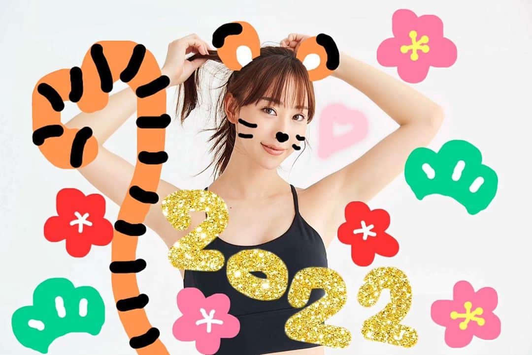 秋倉諒子のインスタグラム：「あけましておめでとうございます🌅🎍⛩ 昨年は色んな葛藤もありチャレンジし続けた一年でした！ そのお陰で沢山の方に知って頂けて、応援してもらい本当に嬉しく思っております！💓  今年もたくさんお世話になります☺️🙏  ずっと自分なりに輝き続けていられるように✨  これからもよろしくお願い致します♪  虎ちゃん描いてみました🐯 #あけましておめでとうございます  #謹賀新年 #あけおめ #ことよろ」