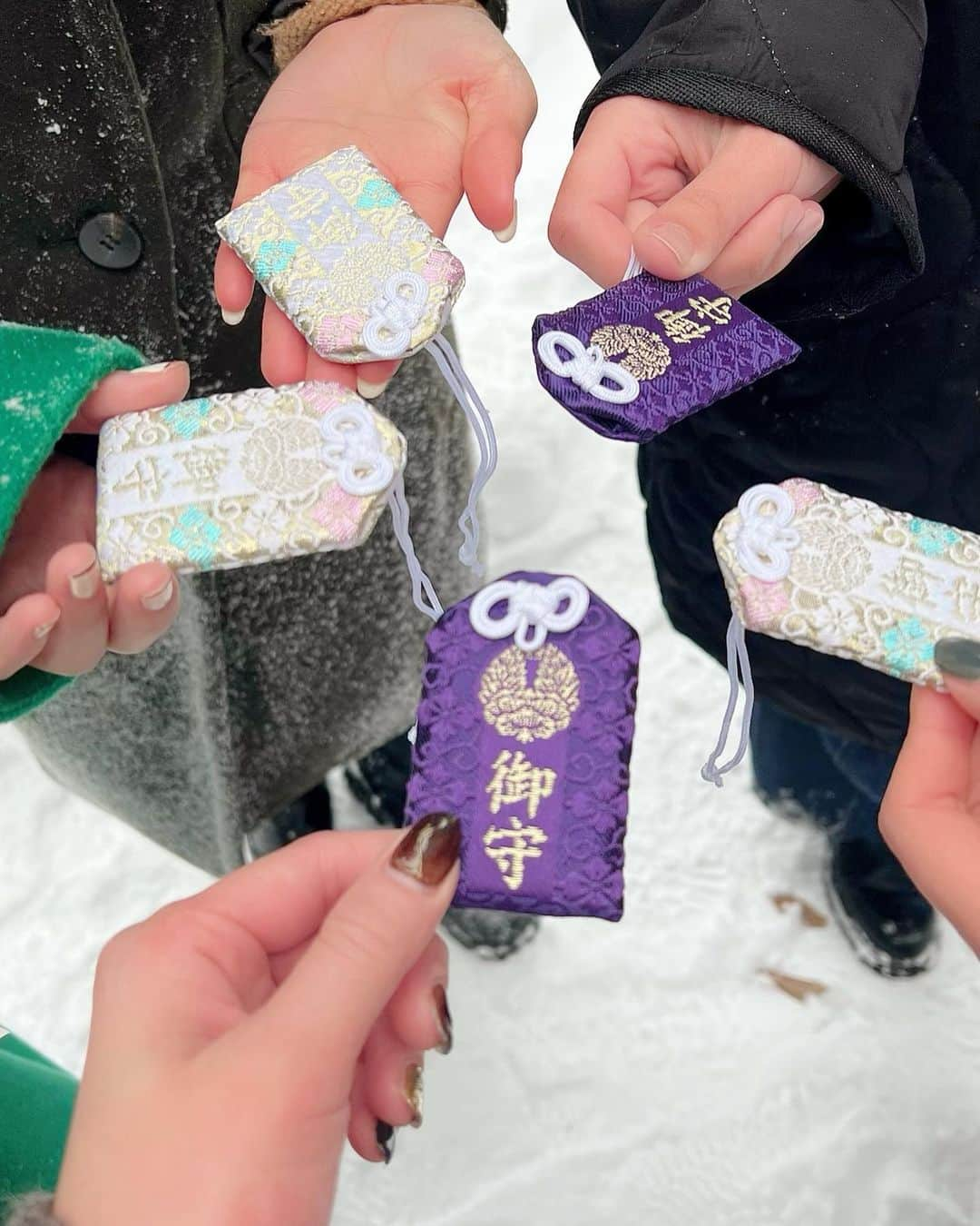 ときさんのインスタグラム写真 - (ときInstagram)「新年から岩木山神社に初詣へ⛩✨  おみくじを引いたら、大吉でした😍👏  また、隣の求聞寺にも行きました❣️ ここは虎の一代様が祀られているので、年女として絶対に行きたかった場所だったので嬉しかったです😘  お友達と御守りも買ったので、今年もいい1年になりますように🙏💛  #あけましておめでとうございます #happynewyear #2022 #年女 #虎年 #初詣 #岩木山神社 #求聞寺」1月2日 12時22分 - toki_ringomusume