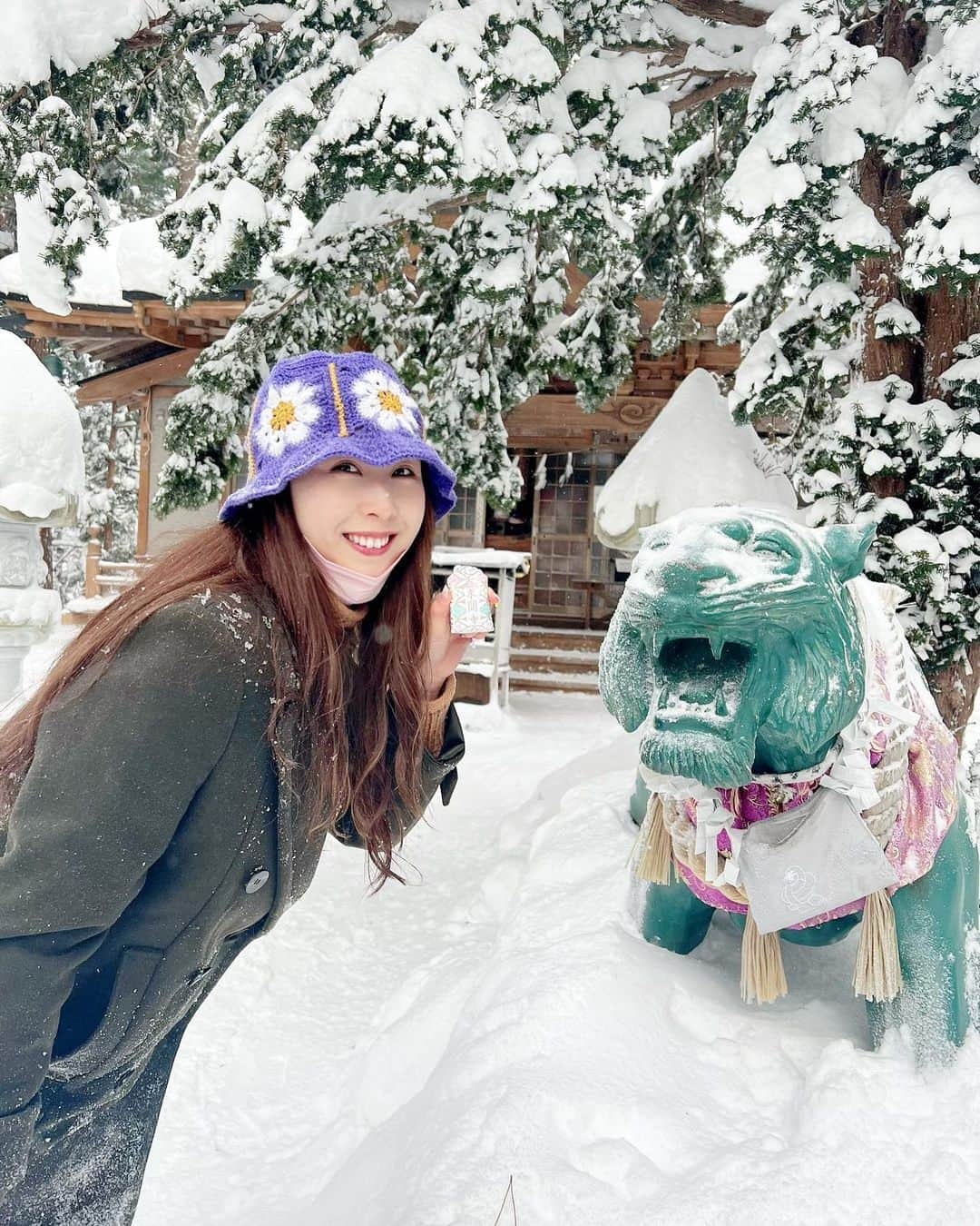 ときさんのインスタグラム写真 - (ときInstagram)「新年から岩木山神社に初詣へ⛩✨  おみくじを引いたら、大吉でした😍👏  また、隣の求聞寺にも行きました❣️ ここは虎の一代様が祀られているので、年女として絶対に行きたかった場所だったので嬉しかったです😘  お友達と御守りも買ったので、今年もいい1年になりますように🙏💛  #あけましておめでとうございます #happynewyear #2022 #年女 #虎年 #初詣 #岩木山神社 #求聞寺」1月2日 12時22分 - toki_ringomusume