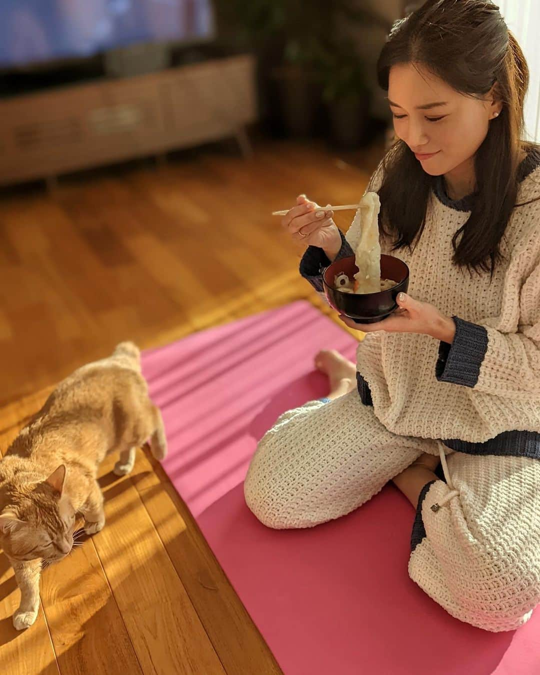 石井里奈さんのインスタグラム写真 - (石井里奈Instagram)「こんにちは❤️ . 今日は2022年第1弾の里奈ログ💕 うちのお米で作ったつきたてのお餅でおばあちゃんのお雑煮☺️✨ . フワフワでとろけるお餅。 幸せ〜💕 いつもお土産で東京に持って帰って友達と一緒に食べるとみんな喜んでくれるの💕😋 . 一回ヨガマットで小太郎とお雑煮と撮ろうと試みたけどすぐソッポ向いて行っちゃいました🐈笑 . そのあとはリングフィットで食べた分カロリー消費したよ🔥 目指せガッキー！！ 今は箱根駅伝応援してます📣 . また更新するね♥️ . #お正月 #りなまるグルメ #おせち #お正月料理 #正月 #おもち #お餅 #餅 #餅つき #正月料理 #お雑煮 #もち #実家 #帰省 #グルメ女子 #グルメ #リングフィットアドベンチャー #ringfitadventure #wii #テレビゲーム #ガッキー #新垣結衣 #箱根駅伝 #おうち時間 #もちもち #おうちごはん #新米 #米 #japanesefood #日本」1月2日 12時32分 - ri7tin1025