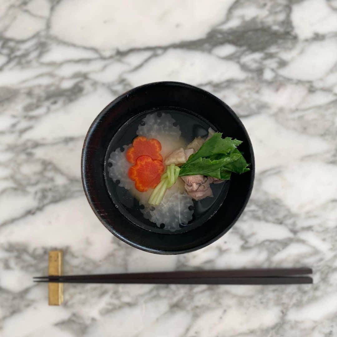 申真衣のインスタグラム：「お雑煮とトック　違いを愉しむ😋  #うちのお雑煮」