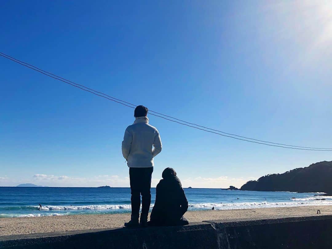 なーみのインスタグラム：「2022年はどんな年になるかしら🌞 新年早々飲み過ぎからの 👨🏾‍🦱🧒🏽言い争いを繰り広げましたとさ👐🏽  本年もなーみをお楽しみくださいませ🧒🏽  #ahappynewyear」