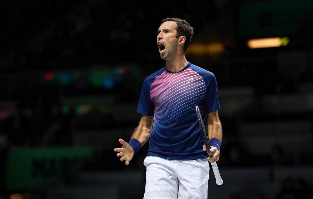 ミハイル・ククシュキンのインスタグラム：「Hello 2022 🎾💪🏆」