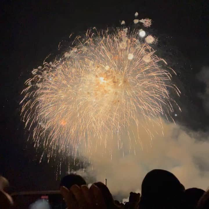 山下由奈のインスタグラム：「あけましておめでとうございます。 今年も宜しくお願い致します☺️🎍  花火職人さん凄い！この瞬間のためにどれだけの準備をしてきたのだろう。感動と尊敬からスタート出来た2022年🎇  #2022 #花火 #カウントダウン #全力で楽しむ年にするぞ #毎年楽しんでるけど😆🧡💚」