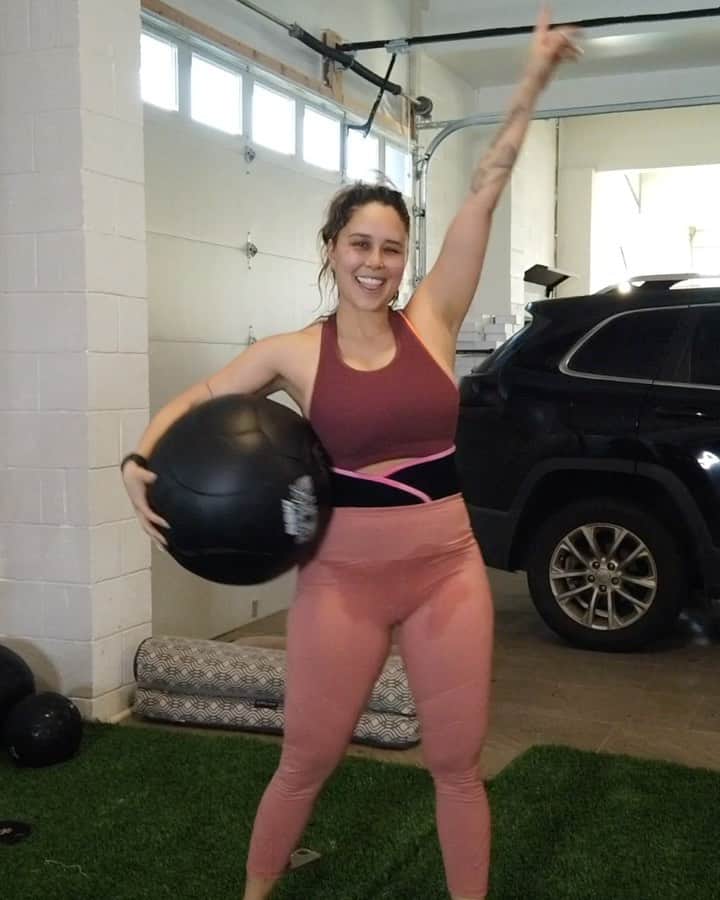 Tianna Gregoryのインスタグラム：「Feels so good to be back in the gym!! I can't wait for you guys to see my progress」