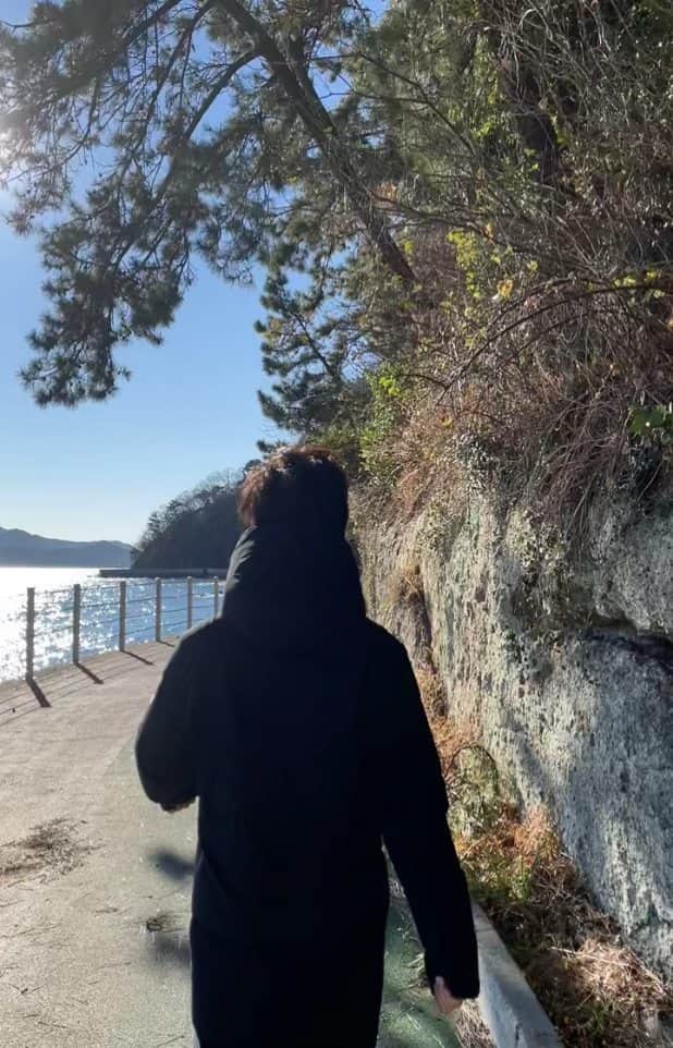パク・ソングァンのインスタグラム：「## 여러분~~새해 복 많이 받으세요!!  바닷소리 힐링이쥬❓❓  2022년에는 모두들 진짜 행복한 일만  가득하길 바랄께요🙏🏻  올핸 일 적게 하고 돈 많이 버는 그런 한 해,  쇼핑 많이 하고 놀러도 많이 갔는데  이상하게 통장에 돈이 많이 쌓여있는   그런 2022년, 술 많이 먹고 밤새 놀고  그랬는데 건강검진에서 간 수치가 더  정상으로 나오는 그런 검은 호랑이의 해,  야식에 먹고 자고 운동도 안 했는데  살이 빠지는 그런 임인년 (壬寅年)  이 되길 기도🙏합니다🙋🏻」