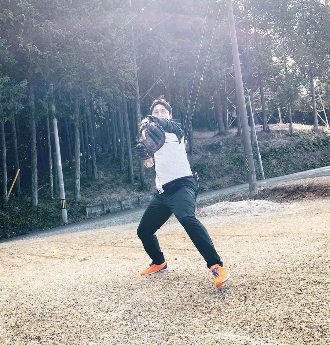 のインスタグラム：「🎍謹賀新年🎍  あけましておめでとうございます🌅 本年もよろしくお願い致します🙇‍♂️  毎年この場所からスタート⚾️  ファンの皆さんと共に戦い、喜びを分かち合えるシーズンにしたいと思いますし、個人的には怪我で離脱しないことを大前提に頑張ります🏆⚾️  15年目になりますが、まだまだ伸びしろのある自分に期待しています！！  応援よろしくお願い致します😁  #2022 #夢があるから頑張れる」