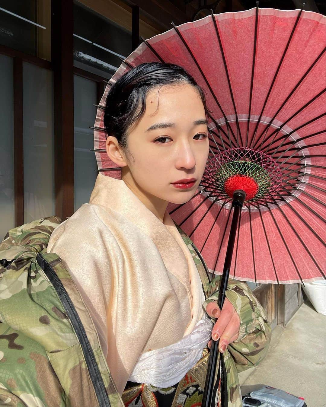 のインスタグラム：「明けましておめでとうございます。 今年の一着目は着物にダウン！！👘」