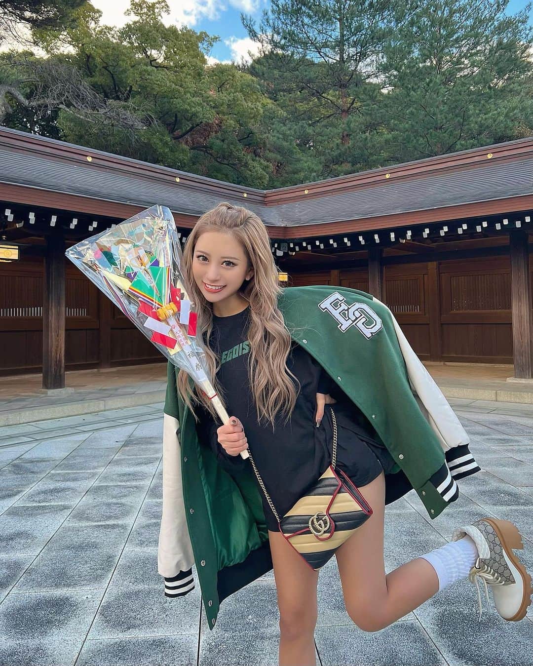 華のインスタグラム：「あけおめ初詣⛩❤️ 強運大吉女ですよいちょ🎶」