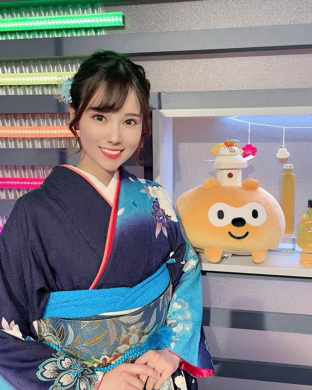 のインスタグラム：「新年あけましておめでとうございます🐯✨今年もよろしくお願い致します🦋💙💎  昨日は元旦からミッドナイト競輪で振袖を着させていただきました✨👘一昨年はオレンジ、去年は白、赤ときて今年は青でした💙今日の振袖も楽しみです( ᵕᴗᵕ )✩⡱  ✧*̣̩⋆̩ーーーーー最新告知ーーーーーーーーーーー✧*̣̩⋆̩☽ ．  【1月】✩随時更新していきます✩ 1 AbemaTV ミッドナイト競輪 2 AbemaTVミッドナイト競輪 17 週刊ポスト グラビア掲載 29 『鏡の中の私』リリースイベント in ソフマップAKIBA パソコン・デジタル館8F     ♛ーーーーーーーーーーーーーーーーーーーーーーーー♛  🌟平塚競輪場イメージキャラクター   🌟エレアリーナイトブラ 公式モデル  ‪‪🌟パチンコ新台 『暴れん坊将軍』演出ドラマ ー お紗江役  🌟4月2日 劇場公開 映画｢ホムンクルス｣ 女子高生役 🌟6月4日 劇場公開 映画｢グレーゾーン｣ 黒崎一葉役  🌟小学館 ｢月刊＋｣ 電子写真集 発売中 🌟sabra net グラビア掲載中 (電子写真集もっ) 🌟1~5th DVD 発売中  🌟Amazonプライム 『なぎスケ！2』42.43話  🌟LINEスタンプ『歯科衛生士アイドル西原愛夏』発売中  ✧*̣̩⋆̩☽⋆ーーーーーーーーーーーーーーーーーーーー✧*̣̩⋆̩☽⋆゜  👑西原愛夏 ブランド『M collection』販売中❀ アカウント(@m.collection2020 )  🎦YouTube 『まなかチャンネル』で検索🔎  Twitter🕊 manakanishihara で検索  ✧*̣̩⋆̩☽⋆ーーーーーーーーーーーーーーーーーーーー✧*̣̩  ･  #西原愛夏#歯科衛生士#現役歯科衛生士  #歯科衛生士タレント#歯科#白衣#タレント#グラビア#アイドル#女優#コスプレ#Cosplay#talent#Japaneseidol #japanesegirl#dentalhygienist #탤런트#아이돌 #치과위생사 #치과 #日本女星#天赋#偶像#アパレルブランド#アパレルオーナー#McollectionR#プロデュースブランド」