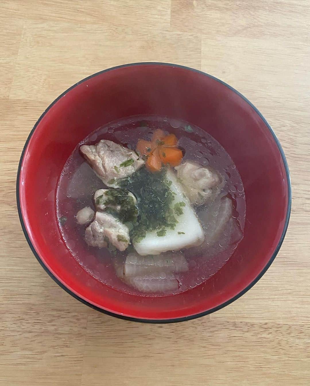 長嶋りあんのインスタグラム：「2022🐯 明けましておめでとうございます🎍 今年は厄年だけど、平和に幸せに過ごせるといいな〜！ うちのお雑煮はシンプルに鶏モモ、人参、大根、そしておもちなんだけど、なぜか青のりを入れたくなっちゃう！  ３枚目は、先日行った大涌谷から見た富士山🗻縁起いい！！！ みーんな幸せに過ごせます様に。 #2022 #迎春　#あけおめ　#寝正月　#したい」