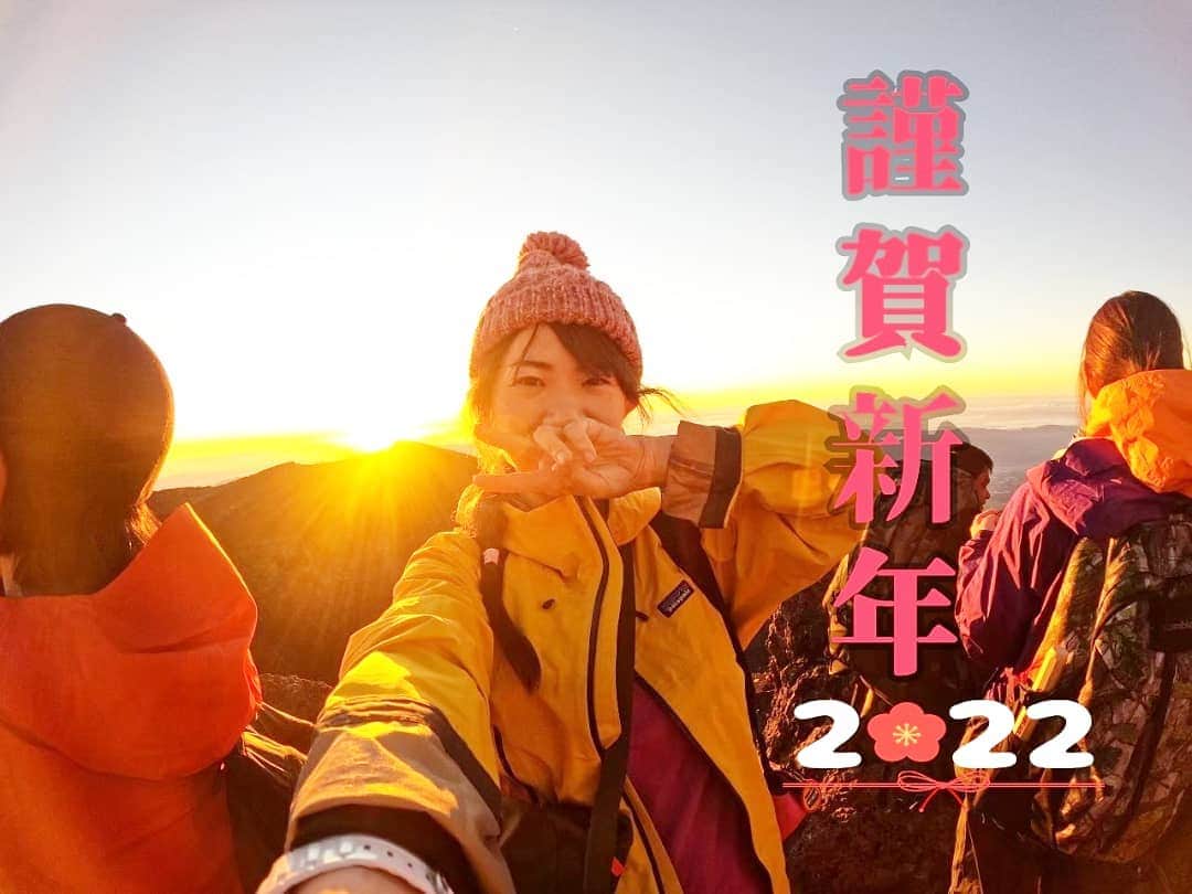 服部ひで子のインスタグラム：「新年、明けましておめでとうございます🎍✨  この 御来光のように  皆様の毎日が  明るく 元気で あたたかく キラキラした  素敵な日々となりますように…✨  本年も、よろしくお願い申し上げます(*- -)(*_ _)ﾍﾟｺﾘ  #吉本新喜劇  #服部ひで子  #富士山 #剣ヶ峯 #御来光」