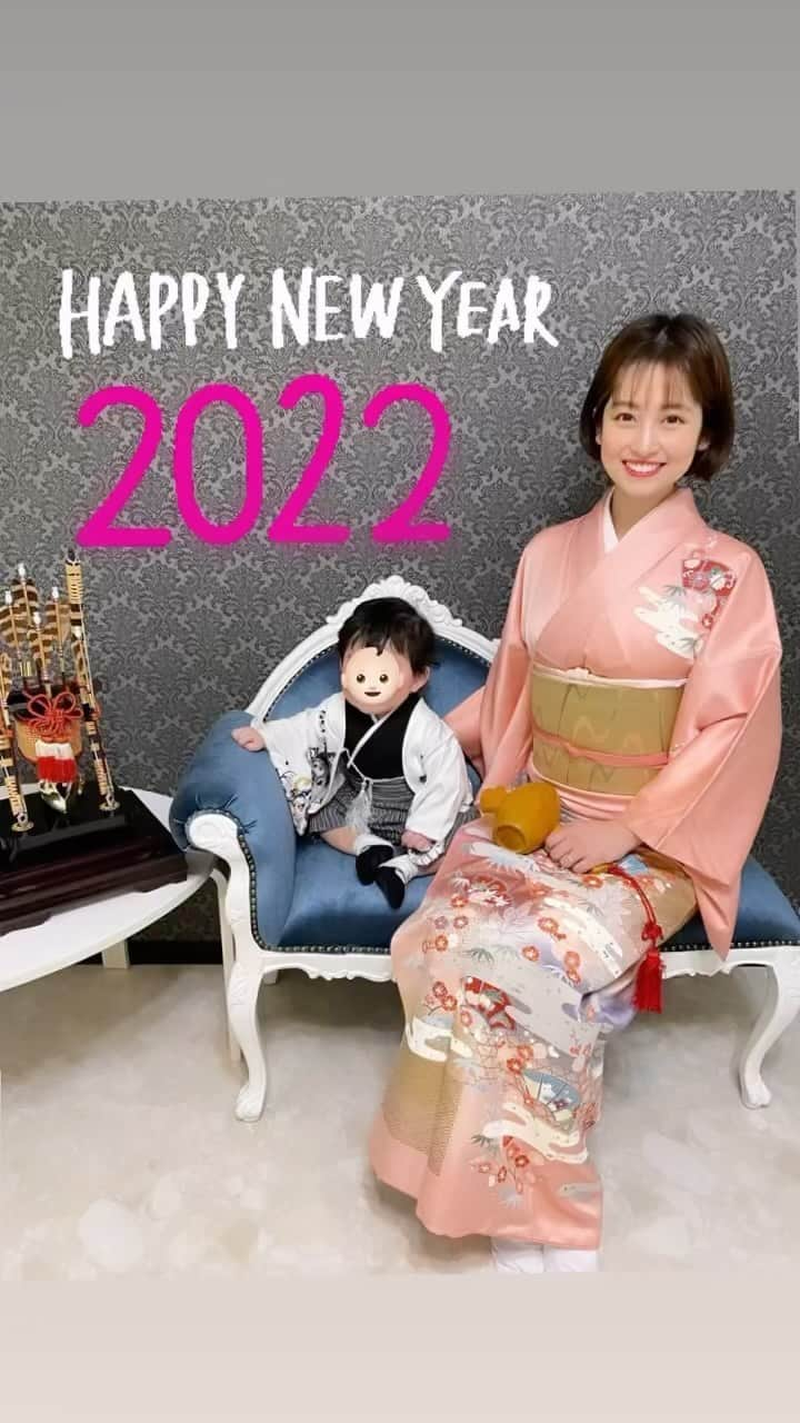 ゆかりの小雪のインスタグラム：「2022年‼️ あけましておめでとうございます㊗️🎉 息子ちが初正月を迎えました👏👏🌅🎌 今年も宜しくお願い致します🤲 #2022年 #あけましておめでとうございます  #初正月 #初正月の破魔弓  #息子初正月」