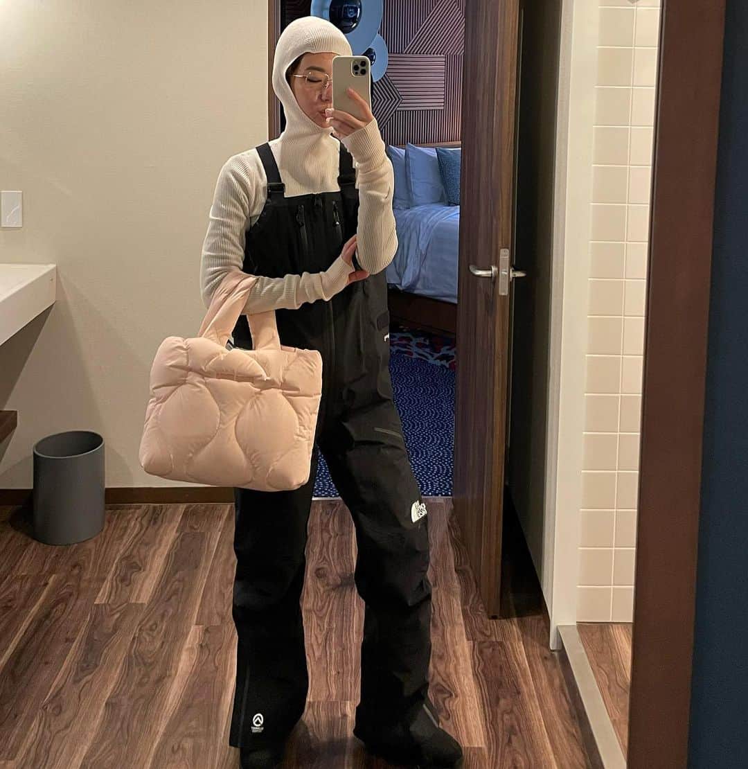 正中雅子のインスタグラム：「わたしのスノースタイル⛄️😛⛷ もじもじくん🥷  ここ5日ほどは毎日こんな感じ⛷♡  今年は、冬のアウトドアシーンの服も作りたいな❄️  Knit @jilsander  salopette @thenorthface  bag @miumiu  boots @nagonstans_official   #masaco服」