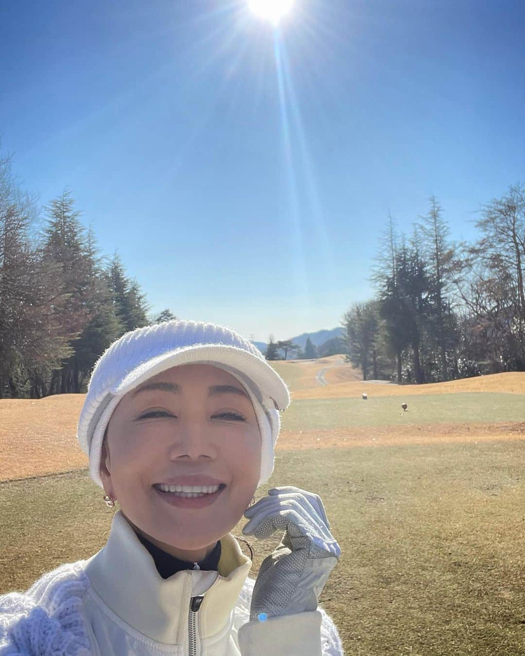 坂村かおるさんのインスタグラム写真 - (坂村かおるInstagram)「・ ☀️新年明けまして おめでとうございます🎍 ・ 今日は、風も無くゴルフ日和でした⛳️🏌️‍♀️ ・ 久しぶりのゴルフも#tentialgolf insole で快適☺️  ・ 足の中で核となる骨「立方骨」を押し上げて、指先を正しく使える特許技術をそのまま、ショット時の前傾姿勢を維持するように、かかと部分の厚さを2mmに設計されている☺️ ・ インソールでこんなに足が軽いなんて‼️ビックリ‼️ ・ ロングパットも決めて、ご満悦です☺️ ・ 皆様、今年もどうぞ宜しくお願い致します🙏 ・ ・  いつも「いいね♡」を頂きありがとうございます。 皆様のお言葉に励まされています☺️☺️  #美ST #美魔女 #team美魔女 #クィーンオブ美魔女 #国民的美魔女コンテスト #坂村かおる #トータルビューティーアドバイザー #美しく老いる #美容好きと繋がりたい #コスメ好きと繋がりたい #ファッション好きと繋がりたい #今日のコーデ #お洋服好きと繋がりたい #美魔女が変わる #美意識高い人と繋がりたい #トータルバランス #ゴルフ #ゴルフ日和 #tentialgolfinsole  #tential  #ゴルフインソール」1月2日 16時21分 - kaoru.sakamura