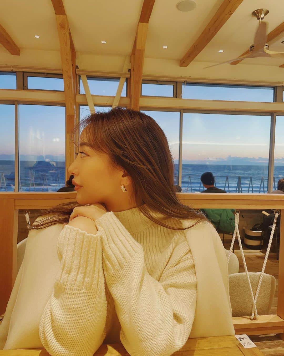 のインスタグラム：「ドライブがてら七里ヶ浜の方まで🚘🌅🤍  . @edw_shichirigahama  でカフェしてきました☕️🥞😋  全席オーシャンビューで サンセットタイムは格別でした🥺  #espressodworks #edw  #espressodworks七里ヶ浜 #エスプレッソディーワークス七里ヶ浜」