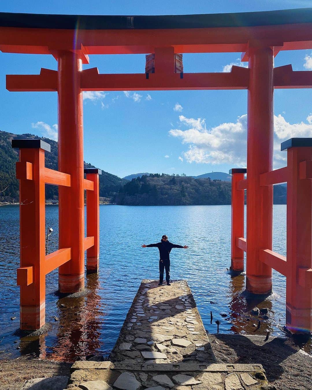 のインスタグラム：「. . 新年明けましておめでとうございます。  本年も宜しくお願い致します🙇‍♂️  最高の一年にします！！！  #箱根神社ショット📸 #富士山🗻」