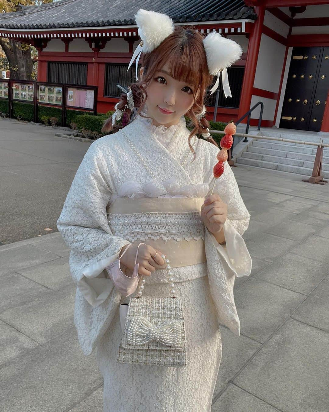 佐倉絆さんのインスタグラム写真 - (佐倉絆Instagram)「あけましておめでとうございます😊🎍✨ 今年も佐倉絆をどうぞよろしくお願い致します🐸  2021年は本当にたくさんの皆様に支えられた1年でした。 今年もたくさん笑って、自分にも幸せが訪れますように！笑  #2022 #今年こそ免許を取る！ #10年くらい言ってるけど #今年は本気 #浅草寺 #着物レンタル雅  #ここに写ってるみんなが私の宝物 #ずっと大好き #猫耳は若かった」1月2日 17時10分 - kizunasakura