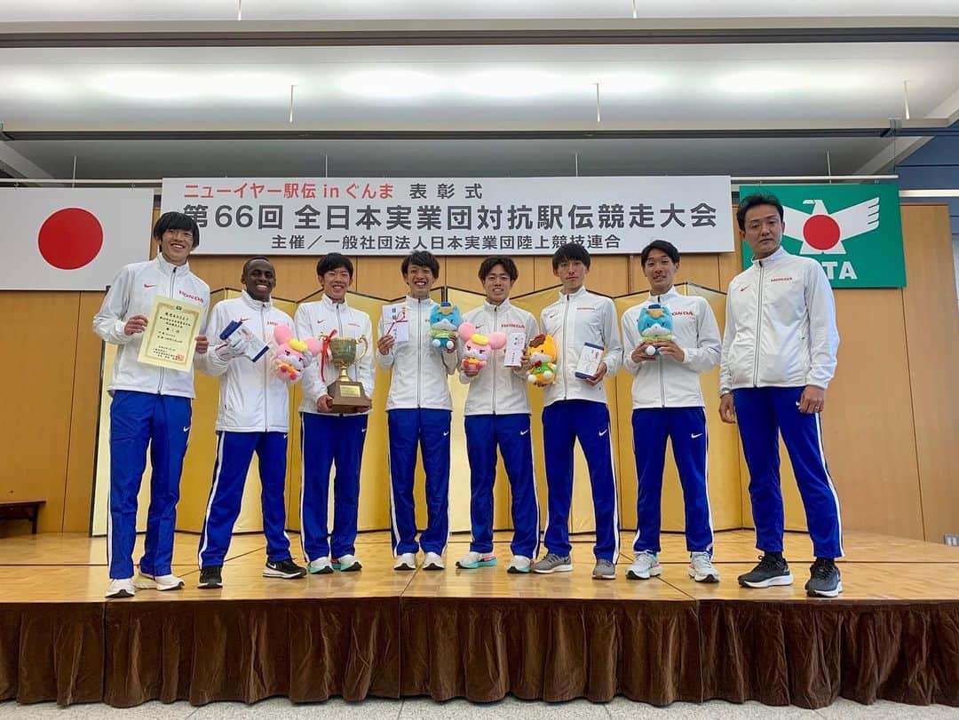 青木涼真のインスタグラム：「ニューイヤー駅伝優勝🏆  人生初の駅伝優勝、最高でした！ 来年こそは区間賞取ります！  陸上始めたエピソードが好評のようで嬉しいです。 始めたきっかけはアレですがあの時陸上を選んで良かったと心から思えた1日でした。  応援ありがとうございました！！」