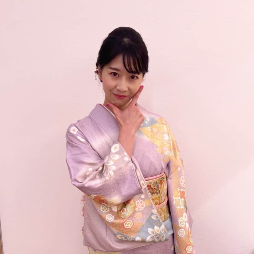 虎谷温子のインスタグラム：「素敵なお写真をプロの方に撮ってもらった後は… ちょけたくなってしまう…＠ytvメイク室」