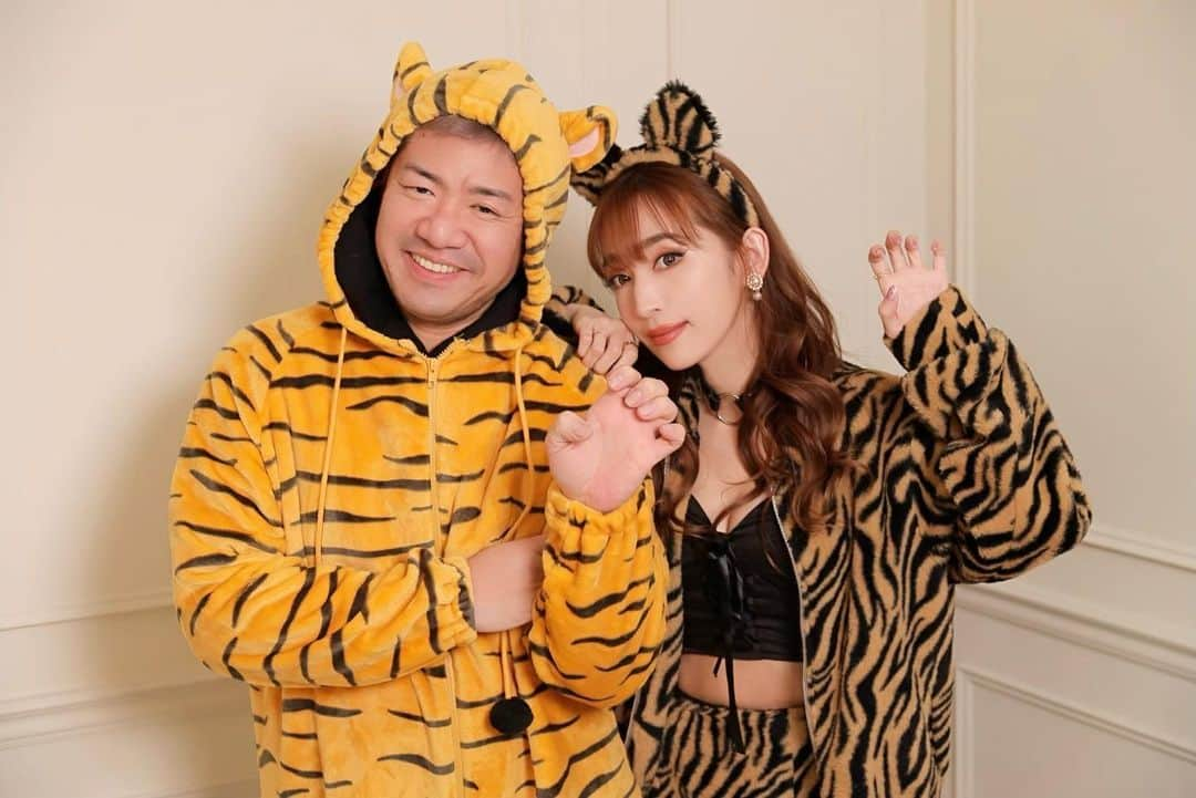 杉山佳那恵さんのインスタグラム写真 - (杉山佳那恵Instagram)「🐯🐯🐯  毎年恒例になりつつある干支の撮影！  @dazzy_shacho  おかえりなさーい✌️ 年末最後に楽しい撮影を ありがとうっ❤️  @dazzy_official メンバーたち 今年もよろしくお願いします✨✨✨  #2022#おめでとう#🐯」1月2日 17時52分 - kanaxxy_0421