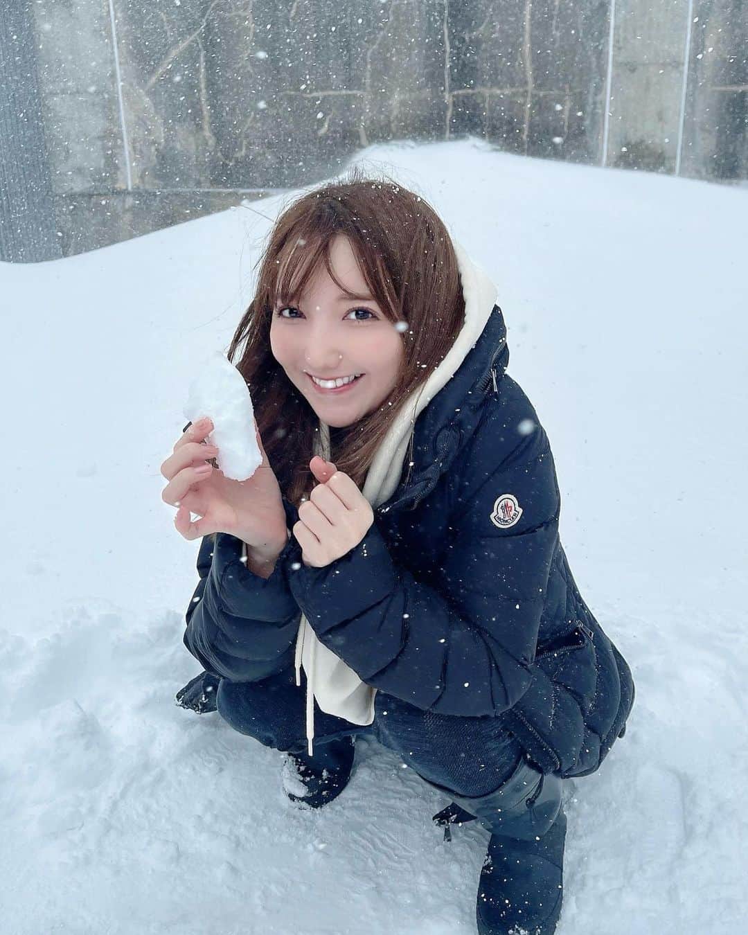 堀みづきさんのインスタグラム写真 - (堀みづきInstagram)「皆さんお正月はいかがお過ごしですか？🎍🌅  久しぶりに山形に帰省して ゆっくり過ごしています⛄️🤍  まさかの大雪で年始から雪かき🥲 側溝に落ちましたが楽しかった…🤫💕  #雪　#雪景色　#雪かき #山形　#酒田　#庄内　#お正月」1月2日 17時45分 - mizuki_027