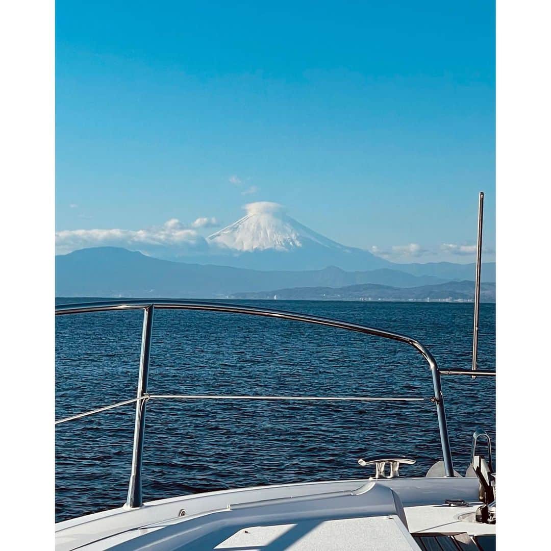 牧瀬里穂さんのインスタグラム写真 - (牧瀬里穂Instagram)「お正月恒例の🛥 波もなく　思っていたよりも寒くなく 富士山も見られて気持ちよかった😊🗻✨」1月2日 18時01分 - rihomakise