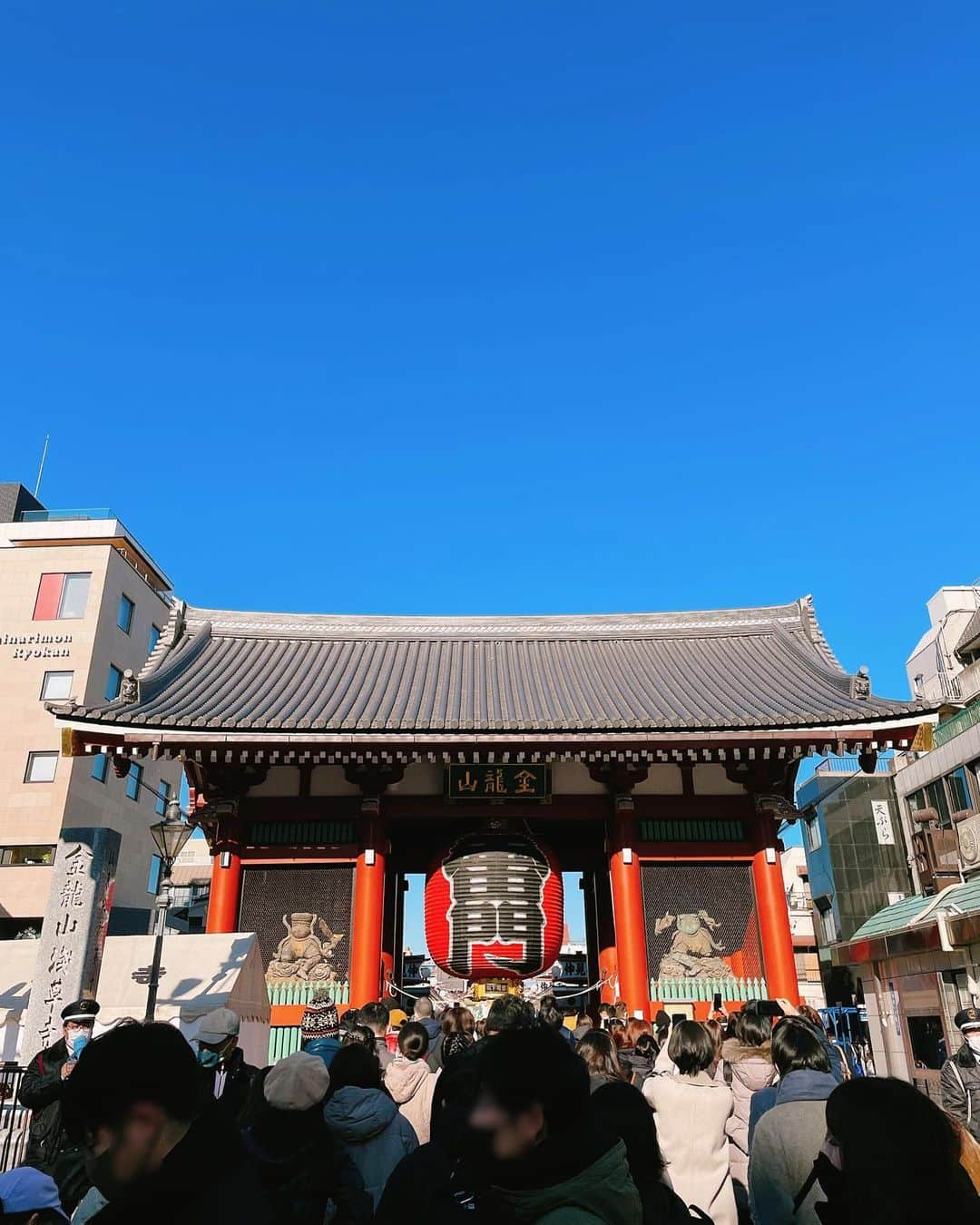 八鍬里美さんのインスタグラム写真 - (八鍬里美Instagram)「新年あけましておめでとうございます🌅🎍 浅草寺に初詣行ってきました⛩ お着物着れなくて残念だったけど天気も良くて屋台たくさんで楽しかったよ〜´ω`*💓 皆さま今年もよろしくお願いします❣️❣️😆良い一年にしましょ☺️✨✨  #2022年#あけましておめでとう#謹賀新年#🌅#浅草#浅草寺#雷門」1月2日 18時05分 - satomi_yakuwa